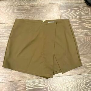 Superdown dark green skort size M